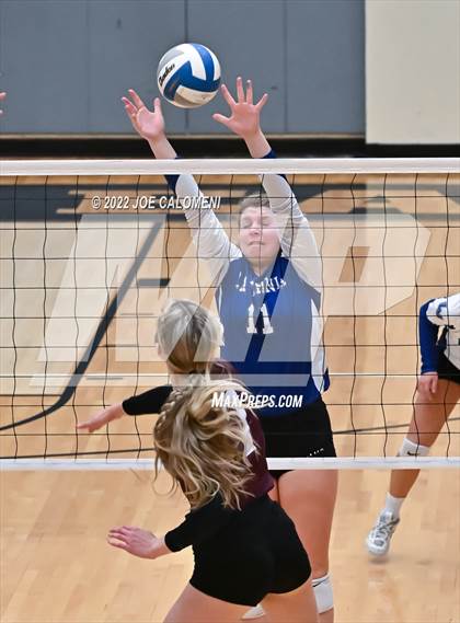 Thumbnail 2 in Davenport vs La Vernia (UIL 4A Region 4 Quarterfinal) photogallery.