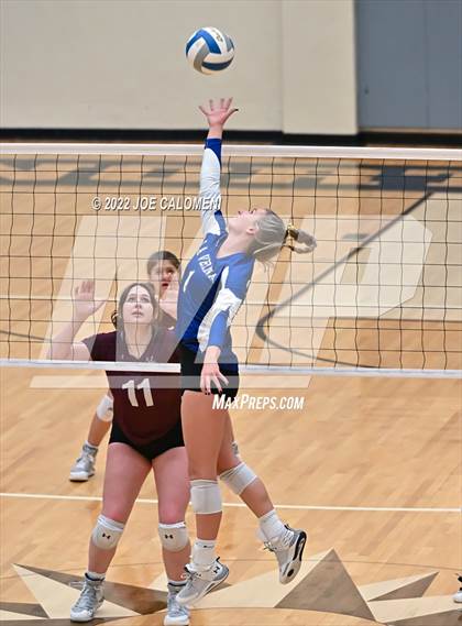 Thumbnail 2 in Davenport vs La Vernia (UIL 4A Region 4 Quarterfinal) photogallery.