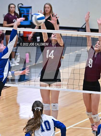 Thumbnail 3 in Davenport vs La Vernia (UIL 4A Region 4 Quarterfinal) photogallery.