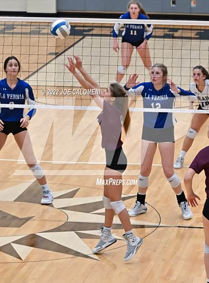 Thumbnail 2 in Davenport vs La Vernia (UIL 4A Region 4 Quarterfinal) photogallery.