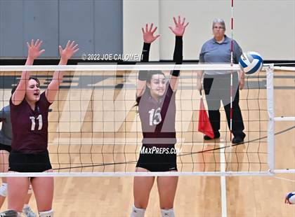 Thumbnail 3 in Davenport vs La Vernia (UIL 4A Region 4 Quarterfinal) photogallery.