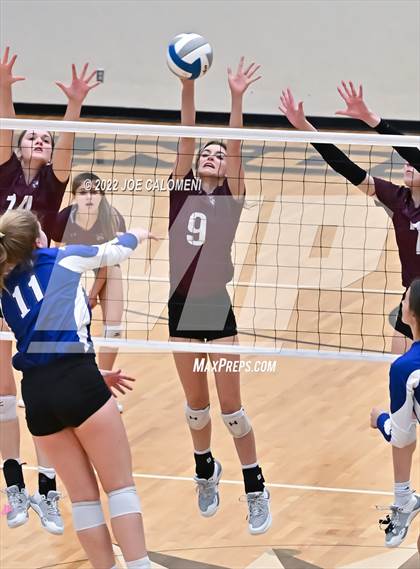 Thumbnail 3 in Davenport vs La Vernia (UIL 4A Region 4 Quarterfinal) photogallery.