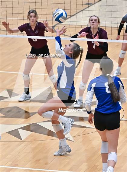 Thumbnail 1 in Davenport vs La Vernia (UIL 4A Region 4 Quarterfinal) photogallery.