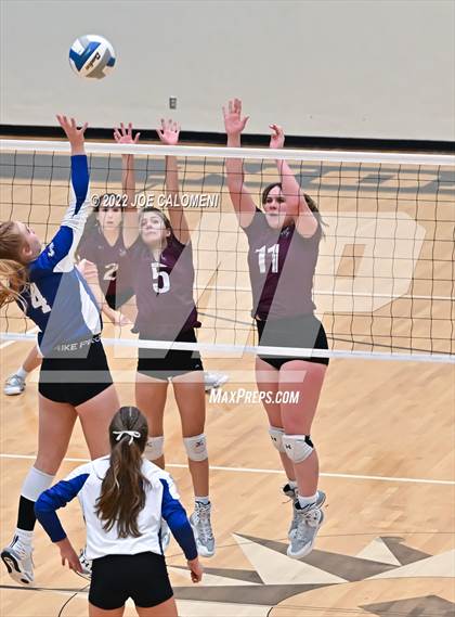 Thumbnail 1 in Davenport vs La Vernia (UIL 4A Region 4 Quarterfinal) photogallery.