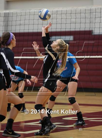 Thumbnail 2 in Seaholm vs. Dakota photogallery.