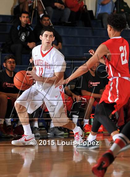 Thumbnail 3 in Whittier vs. Mater Dei photogallery.