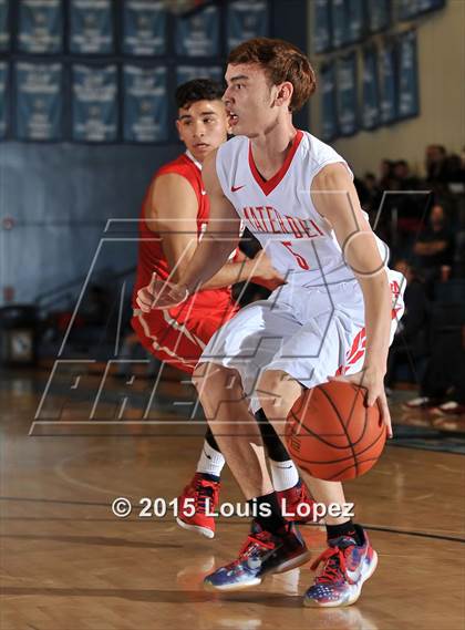 Thumbnail 1 in Whittier vs. Mater Dei photogallery.