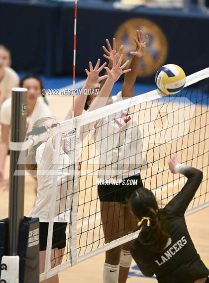 Thumbnail 2 in Saint Francis vs. Cathedral Catholic (CIF State Open Final) photogallery.