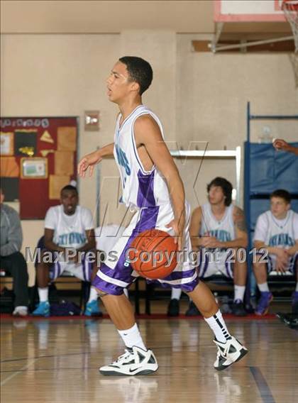 Thumbnail 2 in King vs. Silverado (MaxPreps Holiday Classic) photogallery.