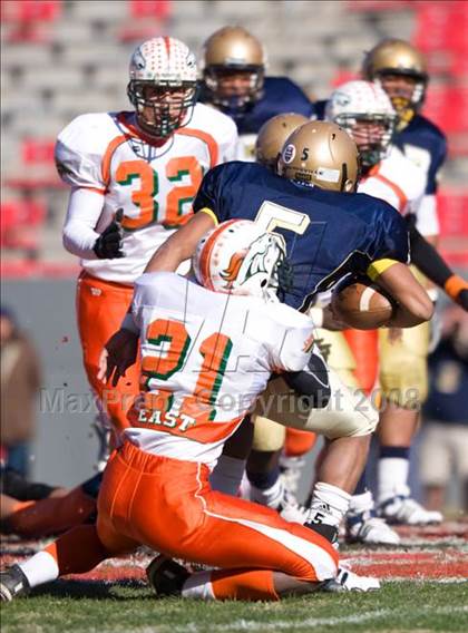 Thumbnail 3 in East Lincoln vs. Reidsville (NCHSAA 2-AA Football Final) photogallery.