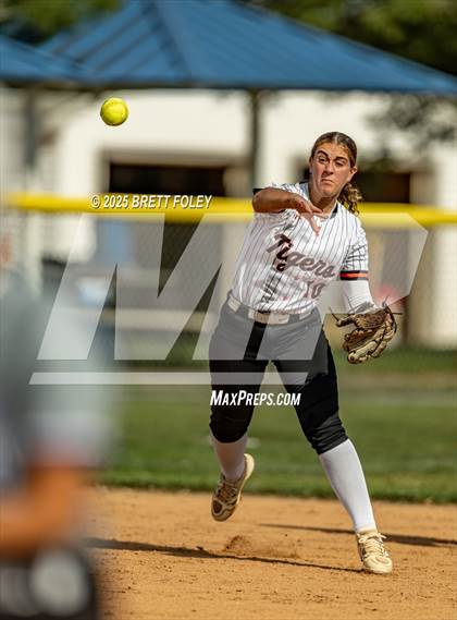 Thumbnail 2 in Hastings vs. Grand Island photogallery.