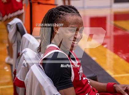 Thumbnail 2 in Hitchcock vs. East Chambers (UIL 3A DI Area Playoff) photogallery.