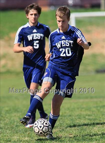 Thumbnail 1 in Gallatin vs West (Bearden Invitiational) photogallery.