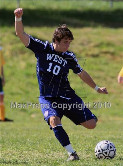 Thumbnail 2 in Gallatin vs West (Bearden Invitiational) photogallery.