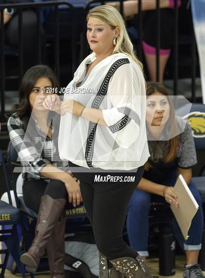 Thumbnail 2 in Bakersfield Christian vs. Mission Oak (CIF D3 Central Section Championship) photogallery.