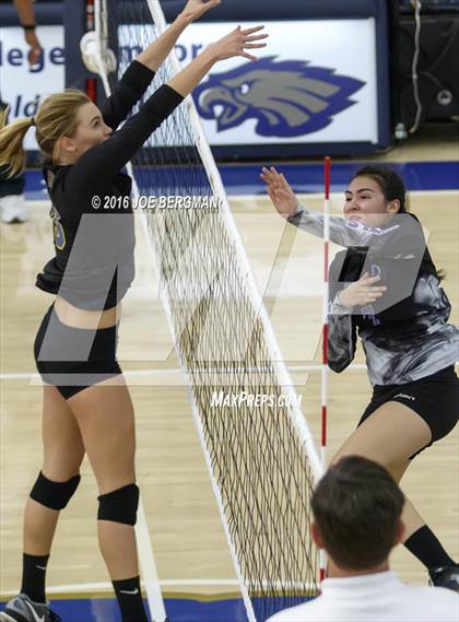 Thumbnail 1 in Bakersfield Christian vs. Mission Oak (CIF D3 Central Section Championship) photogallery.
