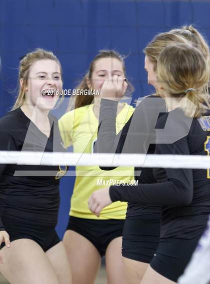 Thumbnail 2 in Bakersfield Christian vs. Mission Oak (CIF D3 Central Section Championship) photogallery.