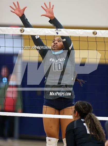 Thumbnail 1 in Stockdale vs. Clovis East (CIF-CS D2 Final) photogallery.