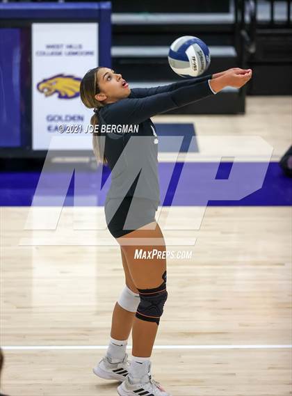 Thumbnail 3 in Stockdale vs. Clovis East (CIF-CS D2 Final) photogallery.