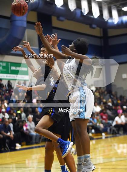Thumbnail 2 in Lee vs. Jemison photogallery.