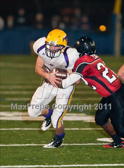 Thumbnail 3 in Middletown vs. Salesian (CIF NCS D4 Final) photogallery.