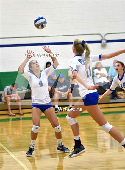 Thumbnail 3 in Village Christian vs. Pleasant Grove (Durango Fall Classic) photogallery.