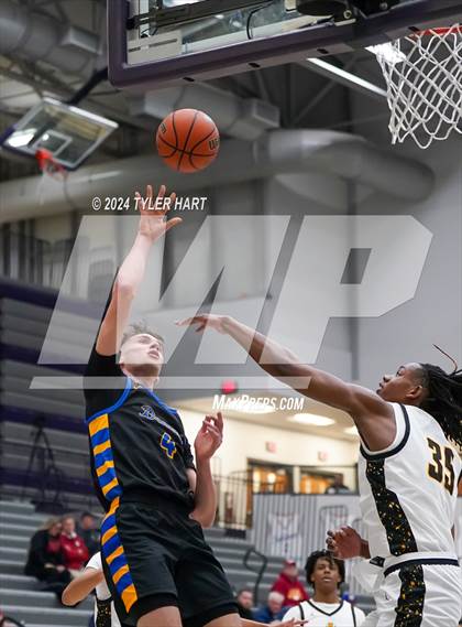 Thumbnail 2 in Fort Wayne Blackhawk Christian vs. Avon (Sneakers for Santa Shootout) photogallery.