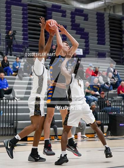 Thumbnail 3 in Fort Wayne Blackhawk Christian vs. Avon (Sneakers for Santa Shootout) photogallery.