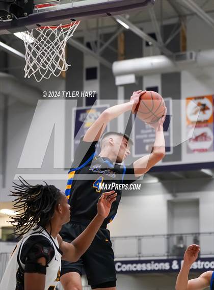 Thumbnail 3 in Fort Wayne Blackhawk Christian vs. Avon (Sneakers for Santa Shootout) photogallery.