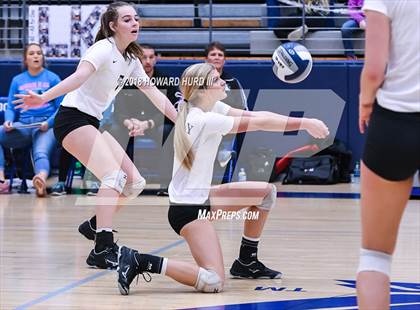 Thumbnail 1 in Lindsay vs. Crawford (UIL 2A Region 2 Final) photogallery.