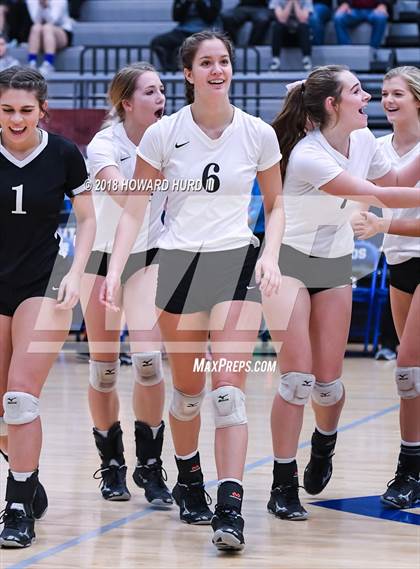 Thumbnail 3 in Lindsay vs. Crawford (UIL 2A Region 2 Final) photogallery.