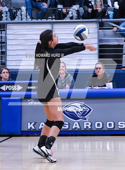Thumbnail 3 in Lindsay vs. Crawford (UIL 2A Region 2 Final) photogallery.