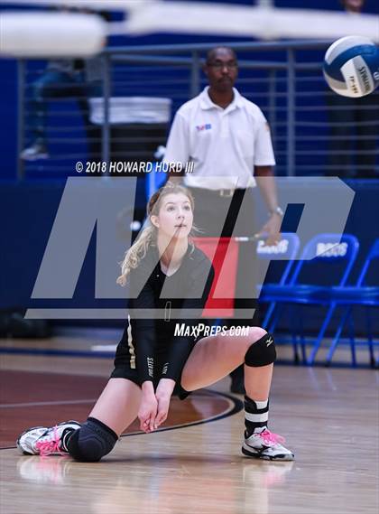 Thumbnail 3 in Lindsay vs. Crawford (UIL 2A Region 2 Final) photogallery.
