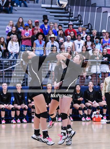 Thumbnail 1 in Lindsay vs. Crawford (UIL 2A Region 2 Final) photogallery.