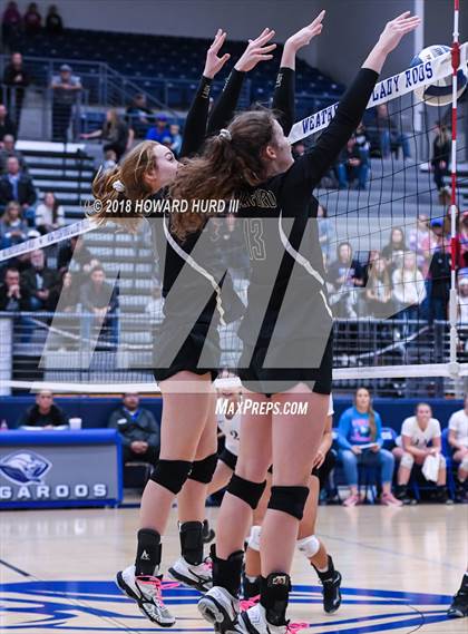 Thumbnail 2 in Lindsay vs. Crawford (UIL 2A Region 2 Final) photogallery.
