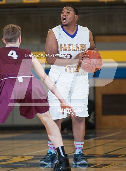 Thumbnail 2 in Oakland Tech vs. Curtis (Oakland Legends Classic) photogallery.