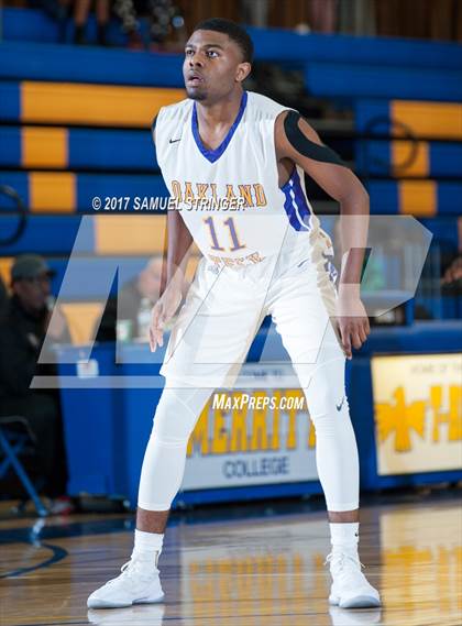 Thumbnail 2 in Oakland Tech vs. Curtis (Oakland Legends Classic) photogallery.
