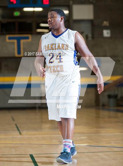 Thumbnail 1 in Oakland Tech vs. Curtis (Oakland Legends Classic) photogallery.