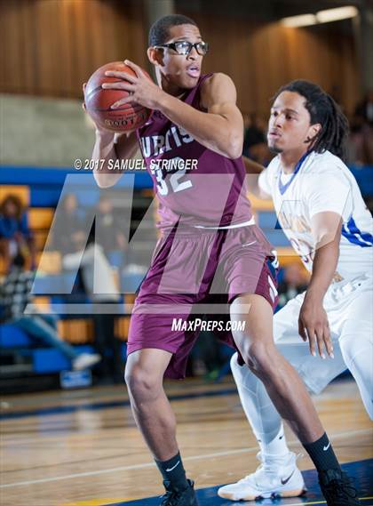 Thumbnail 2 in Oakland Tech vs. Curtis (Oakland Legends Classic) photogallery.