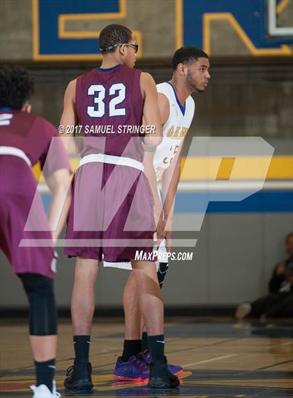 Thumbnail 1 in Oakland Tech vs. Curtis (Oakland Legends Classic) photogallery.
