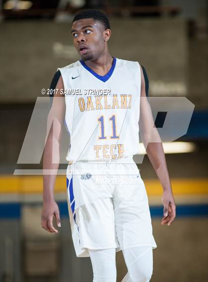 Thumbnail 1 in Oakland Tech vs. Curtis (Oakland Legends Classic) photogallery.