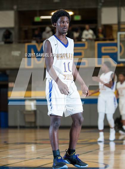 Thumbnail 2 in Oakland Tech vs. Curtis (Oakland Legends Classic) photogallery.