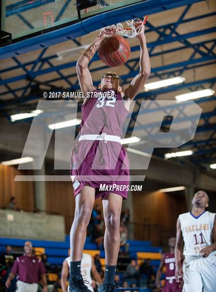 Thumbnail 3 in Oakland Tech vs. Curtis (Oakland Legends Classic) photogallery.