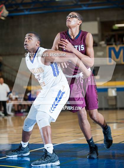 Thumbnail 3 in Oakland Tech vs. Curtis (Oakland Legends Classic) photogallery.