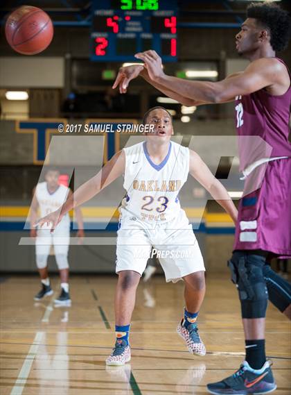 Thumbnail 3 in Oakland Tech vs. Curtis (Oakland Legends Classic) photogallery.