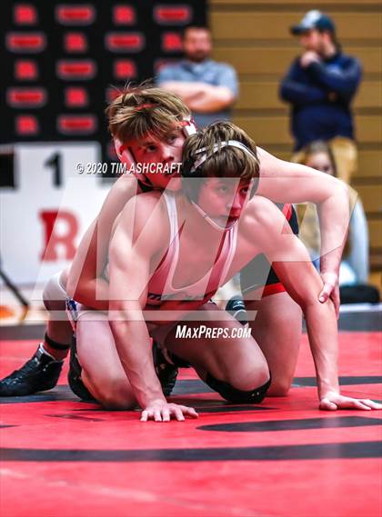 Thumbnail 1 in IHSAA Wrestling Regional Meet photogallery.