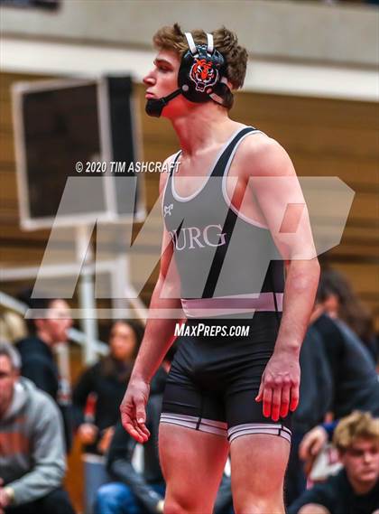 Thumbnail 2 in IHSAA Wrestling Regional Meet photogallery.