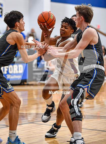 Thumbnail 2 in A&M Consolidated vs Rockdale (Cotton Christmas Classic) photogallery.