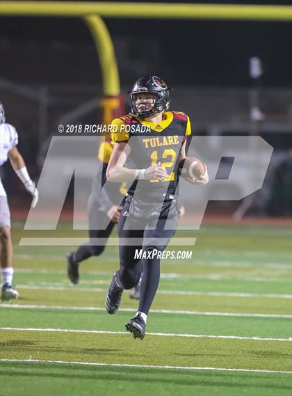 Thumbnail 2 in Dinuba vs. Tulare Union (CIF Divsion II Semifinal) photogallery.