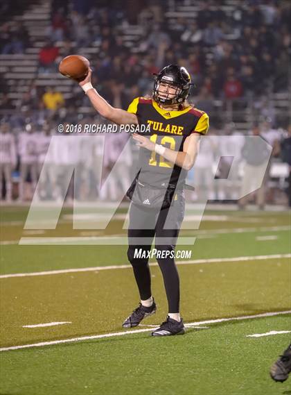 Thumbnail 1 in Dinuba vs. Tulare Union (CIF Divsion II Semifinal) photogallery.